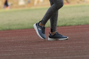 Při chůzi se zapojují i svaly trupu (břicho, záda) a také svaly na horních končetinách. Při chůzi jsou tedy aktivní skoro všechny vaše svaly.