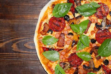 Pizza nepatří mezi zrovna dietní jídla. Mohou za to hlavně přísady na pizze. Samotné těsto na pizzu není nijak extrémně kalorické.