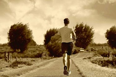 Při běhání i chůzi, se dá zhubnout asi stejně rychle. Pokud budete běhat nebo chodit správně, tak můžete hubnout skoro stejně rychle. Takže je to jedno, jestli běh nebo chůze.