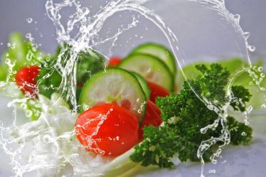 Měli byste se snažit jíst zdravěji. Každý den byste měli sníst alespoň malou porci zeleniny. Dávejte si pozor na sacharidy.