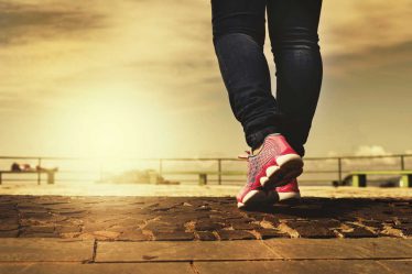 Chůze je velmi efektivní způsob, jak spalovat tuky. Jak zhubnout. Při chůzi můžete spalovat až 63 kalorií na jeden kilometr. To je asi 1000 – 1200 kroků.